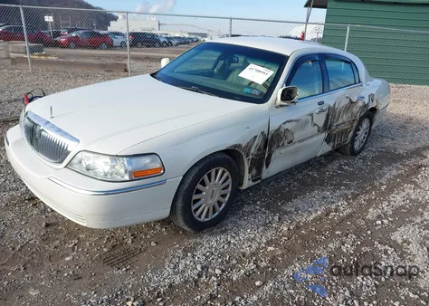 2003 Lincoln Town Car Signature z USA, uszkodzony, nr VIN 1LNHM82W23Y675356